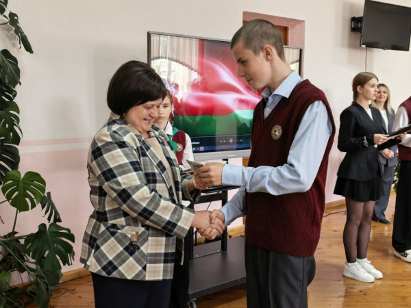 Вручение билетов БРСМ